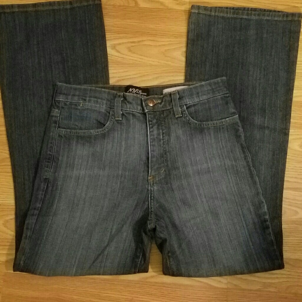 NYDJ SZ 8P Distressed. FIVE POCKET with zipper
